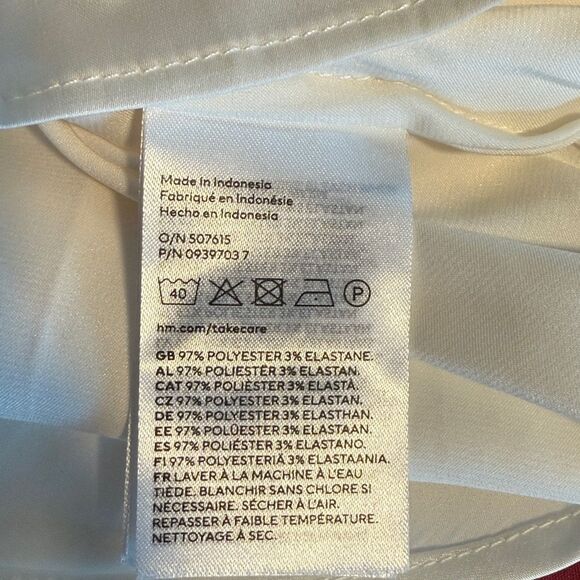 NWT H&M CREAM OFF-WHITE SATIN-Y BLOUSE BUTTON UP COLLAR SIZE SMALL OFFICE WORK - Picture 6 of 9